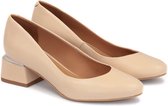 Beige leren pumps met metalen inzet op de hiel