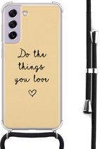 Hoesje met koord - Geschikt voor Samsung Galaxy S21 FE - Do the things you love - Verstelbaar zwart koord - Crossbody - Tekst - Transparant, Geel - Leuke Telefoonhoesjes