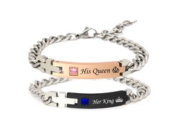 Fler® | Paar roestvrij stalen armbanden voor koppels | Kruis & Gegraveerde Tekst | Zwart met blauw Strass kristal met tekst ‘Her King’ voor hem - Lengte 21 cm | Rose Goud met roze Strass kristal met tekst ‘His Queen’ voor haar - Lengte 17 cm