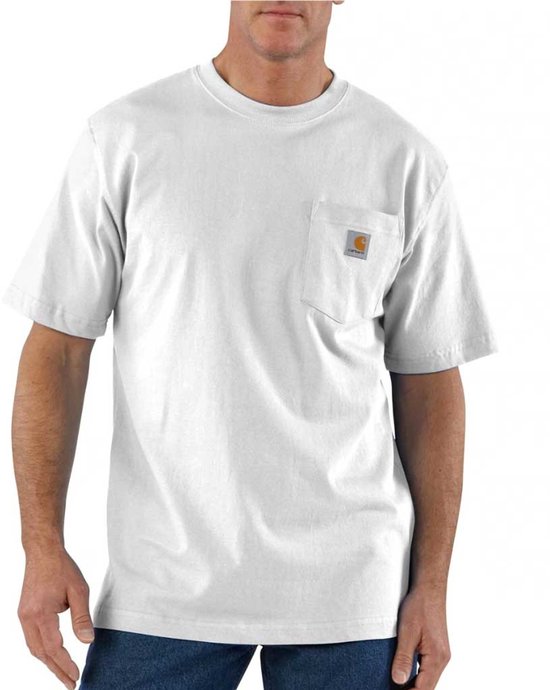 Witte Carhartt T-shirt met borstzakje en logo, gedragen door een man.