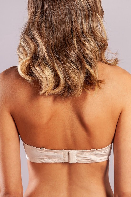 Nude, strapless BH met beugel, zichtbaar aan de achterkant. Sluiting met haakjes en oogjes.