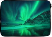 Laptophoes 14 inch - Noorderlicht - Water - Winter - Noorwegen - Laptop sleeve - Binnenmaat 34x23,5 cm - Zwarte achterkant