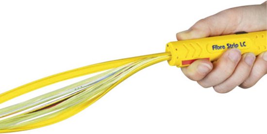Gele JOKARI Fibre Strip LC kabelstripper, in gebruik, houdt meervezelige kabel vast.