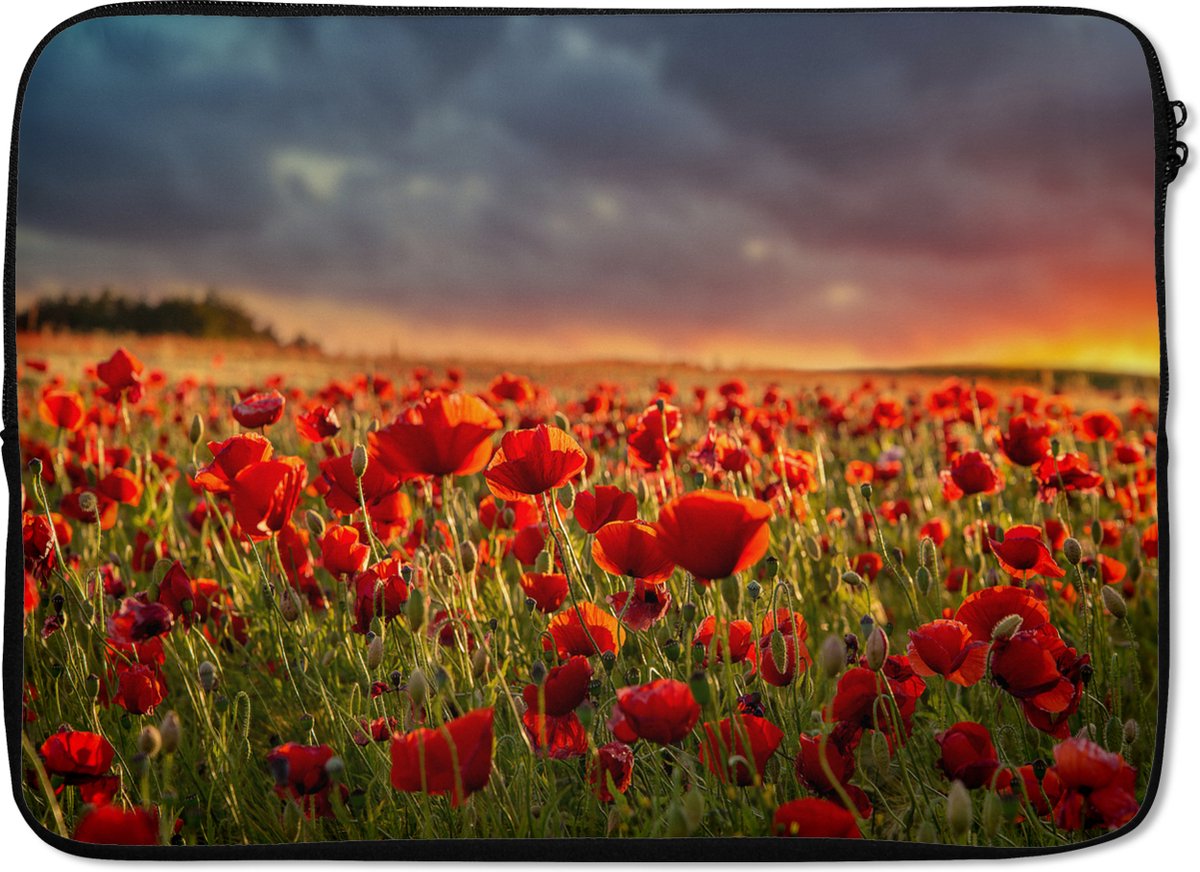Laptophoes 14 inch - Zonsondergang bij een veld vol Klaprozen - Laptop sleeve - Binnenmaat 33x23 cm - Zwarte achterkant
