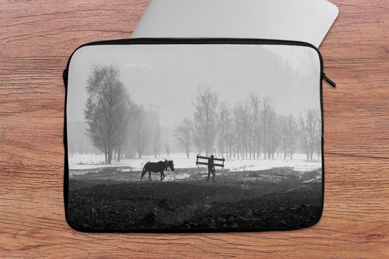 Pochette ordinateur 13 pouces 34x24 cm - Paarden - Pochette Macbook & Laptop Farmer avec son cheval dans la campagne chinoise en noir et blanc - Pochette ordinateur portable avec photo