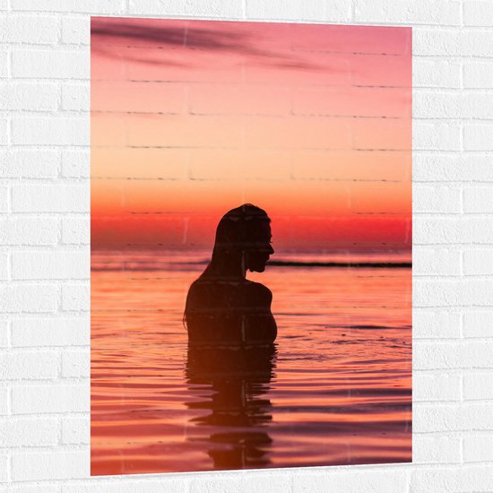 WallClassics - Muursticker - Silhouet van Mooie Vrouw in Zee - 70x105 cm Foto op Muursticker