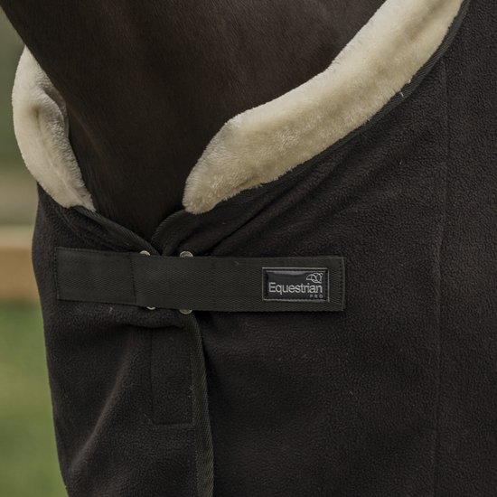 Zwarte fleece deken voor paarden, met crème bontkraag en Equestrian Pro logo.