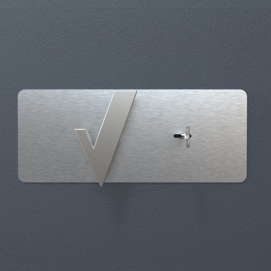 Gesloten grijze kluisdeur met metalen plaat, zilverkleurig 'V'-logo en sleutelgat.