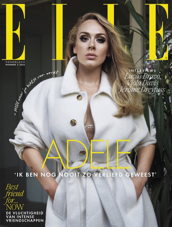 Adele in een witte wollen jas, met de tekst 'ADELE' op de voorkant van het tijdschrift.