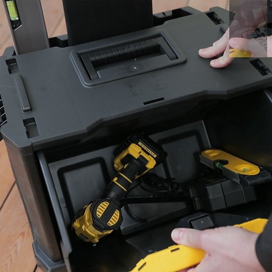 Binnenkant van een open zwarte gereedschapskoffer met een boormachine en een waterpas.