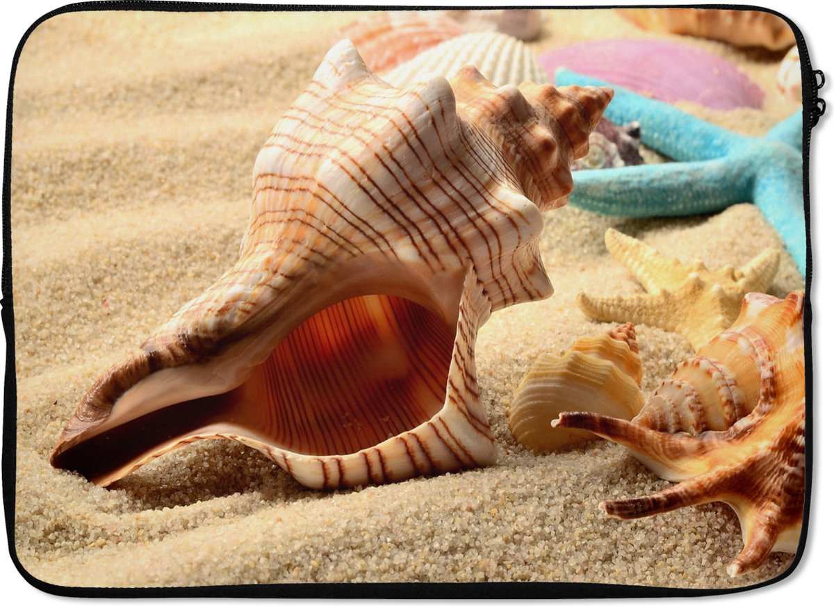 Laptophoes 13 inch - Zeester - Schelpen - Zand - Strand - Laptop sleeve - Binnenmaat 32x22,5 cm - Zwarte achterkant