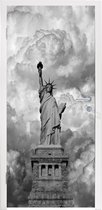 Deursticker Vrijheidsbeeld in New York op een bewolkte dag in zwart-wit - 80x215 cm - Deurposter