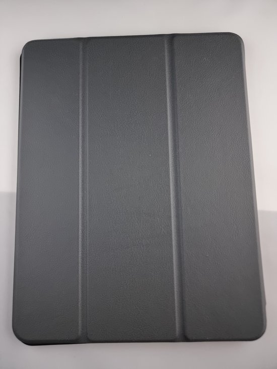 Étui de tablette gris avec des plis horizontaux.
