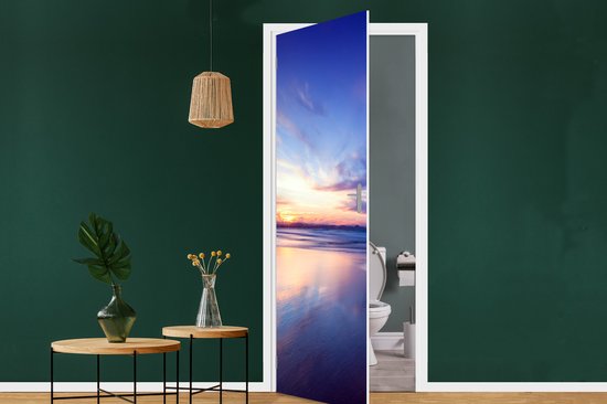 Deursticker Zonsondergang met kalme kleuren op het strand - 95x235 cm - Deurposter