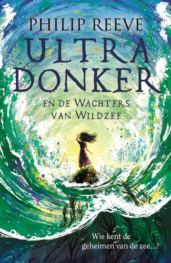 Boekcover met de titel "ULTRA DONKER EN DE WACHTERS VAN WILDZEE" door Philip Reeve. Een meisje staat op een rots in een woeste, groene zee.