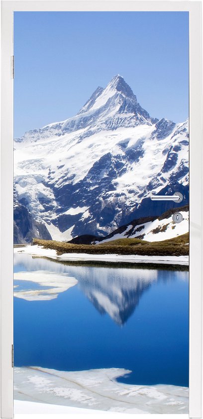 Foto: Deursticker reflectie van besneeuwde bergen in zwitserland in een meer 75x205 cm deurposter