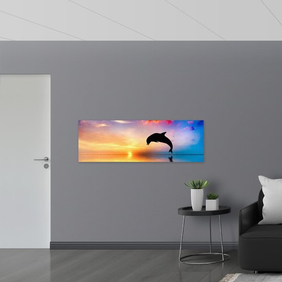 Poster (Mat) - Silhouet van Dolfijn bij Ondergaande Zon in het Water - 150x50 cm Foto op Posterpapier met een Matte look