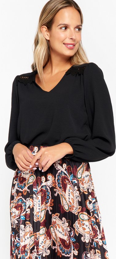 Ria Blouse - Tijdloze elegantie met kanten details voor elke gelegenheid