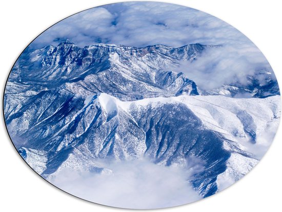 WallClassics - Dibond Ovaal - Wolken bij Bergen met Sneeuw - 80x60 cm Foto op Ovaal (Met Ophangsysteem)