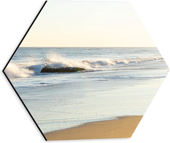 WallClassics - Dibond Hexagone - Clapet des vagues sur la plage - 30x26,1 cm Photo sur Hexagone (avec système d'accrochage)