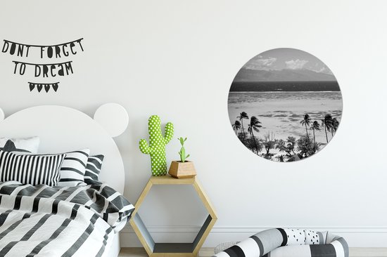 Eau bleue claire avec des montagnes en arrière-plan en noir et blanc Cercle mural aluminium ⌀ 60 cm - impression photo sur cercle mural / cercle vivant / cercle de jardin (décoration murale)