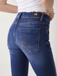 Donkerblauwe LTB jeans met gele stiksels op de achterzakken.