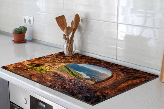 KitchenYeah® Inductie beschermer 78x52 cm - Grot - Berg - Landschap - Natuur - Kookplaataccessoires - Afdekplaat voor kookplaat - Inductiebeschermer - Inductiemat - Inductieplaat mat