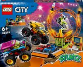 LEGO 60295 City Stuntshow-arena, 2 monstertrucks en speelgoedauto's, pullback-motorfiets, ring van vuur en vijgen