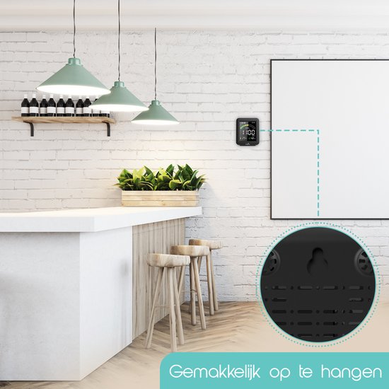 Claire Airbox CO2 meter hangt aan een witte muur boven een bar met houten krukjes.