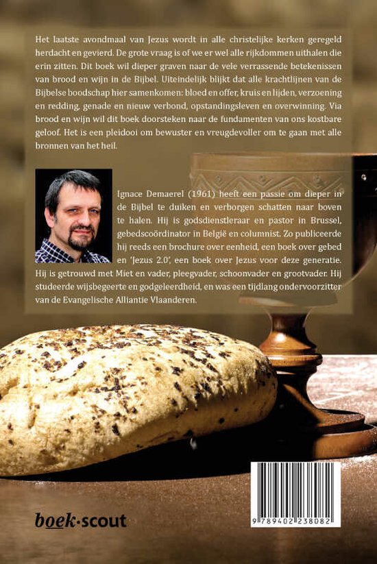 Brood en een houten kelk, met op de achtergrond een portret van Ignace Demaerel en tekst.