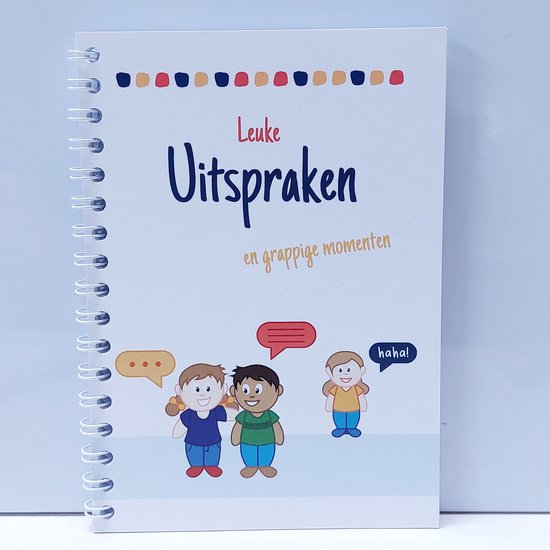 Omslag van een invulboek met de titel 'Leuke Uitspraken en grappige momenten'. Drie getekende kinderen met spraakballonnen.