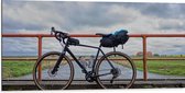 WallClassics - Dibond - Vélo de course garé sur un pont - Photo sur aluminium 100x50 cm (avec système d'accrochage)