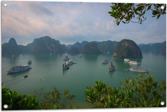 WallClassics - Tuinposter – Veel Shepen in Ha Longbaai - Vietnam - 90x60 cm Foto op Tuinposter  (wanddecoratie voor buiten en binnen)