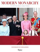 De Britse Koninklijke Familie op een balkon, met de koningin vooraan. De titel "MODERN MONARCHY" staat bovenaan.