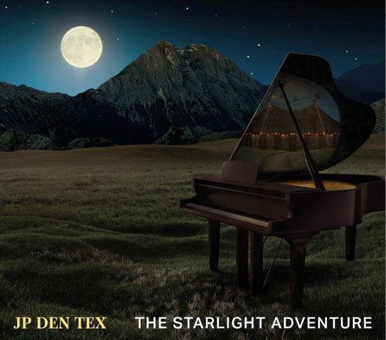 Een vleugelpiano in een weide onder een maanverlichte hemel met sterren en bergen. 'The Starlight Adventure' staat onderaan.