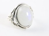 Opengewerkte zilveren ring met regenboog maansteen - maat 17