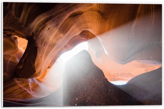 WallClassics - PVC Schuimplaat - Lichtstralen door Lower Antelope Canyon - 60x40 cm Foto op PVC Schuimplaat (Met Ophangsysteem)