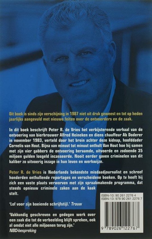 Portret van Peter R. de Vries, schrijver en misdaadjournalist, met een wazige achtergrond.
