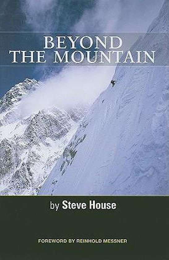 Boek 'Beyond the Mountain' van Steve House, met een voorwoord van Reinhold Messner. Een bergwandelaar klimt op een besneeuwde bergwand.