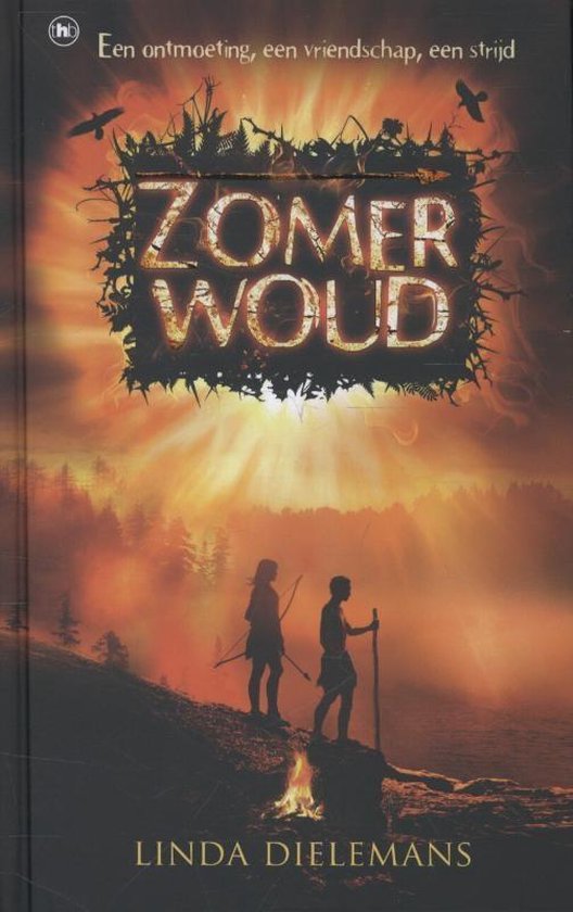 Boekomslag met titel 'Zomerwoud'. Twee kinderen met pijl en boog en stok staan op een heuvel bij zonsondergang.