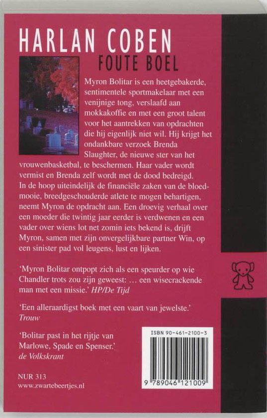Achterkant van een boek met tekst over "Foute Boel" van Harlan Coben, een begraafplaatsafbeelding en een teddybeer.