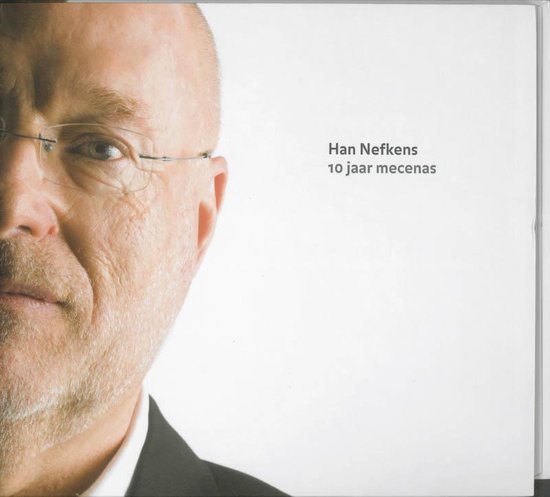 Close-up van Han Nefkens, met bril, kijkend naar de camera.
