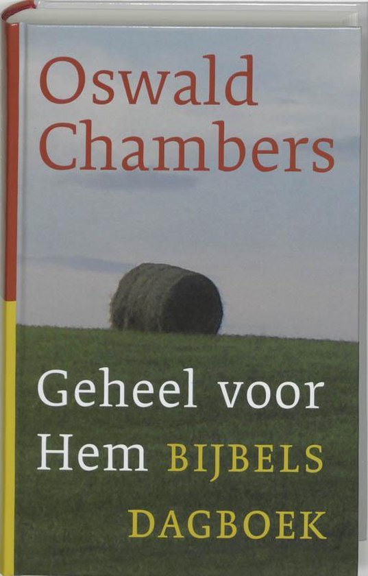 Couverture du livre 'Geheel voor Hem Bijbels Dagboek' par Oswald Chambers, avec de l'herbe verte au premier plan et une balle de foin ronde à l'arrière-plan.