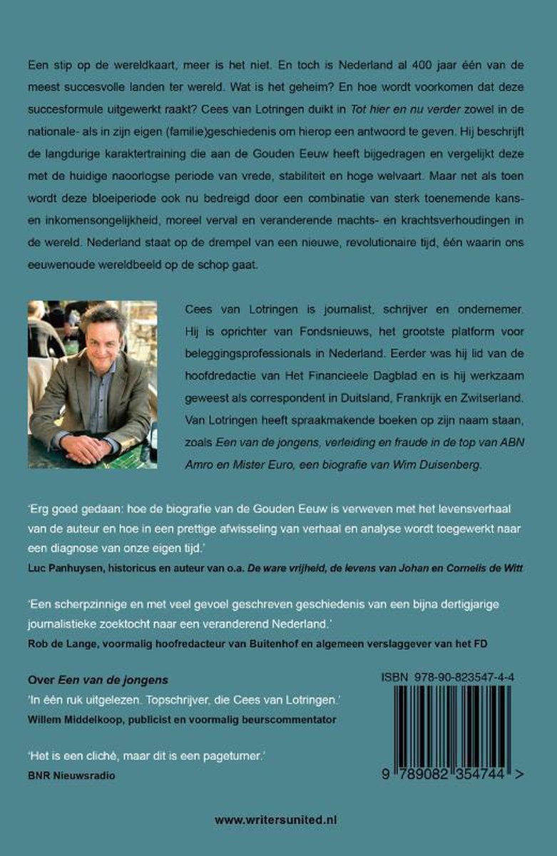 Foto van Cees van Lotringen, schrijver, zittend in een pak, lachend.