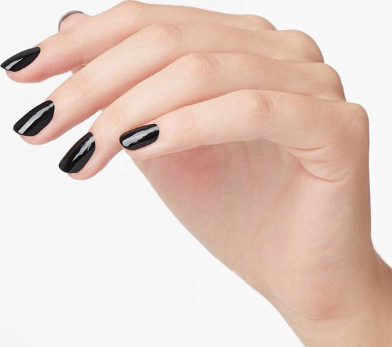 Hand met gelakte zwarte nagels, witte achtergrond.