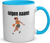 Akyol - basketbal vrouw met eigen naam koffiemok - theemok - blauw - Basketbal - iemand die op basketbal zit - sport - verjaardag cadeau - kado - geschenk - 350 ML inhoud