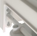 Bevestigingsdetail van de witte toiletverhoger met metalen schroef.