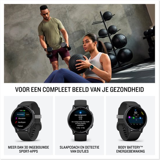 Mensen trainen in een gym, en drie zwarte Garmin Vivoactive 5 horloges tonen sport-apps, slaapcoach en Body Battery.