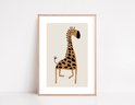 Girafe brune avec des taches noires et un fond beige.