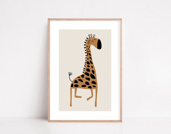 Girafe brune avec des taches noires et un fond beige.